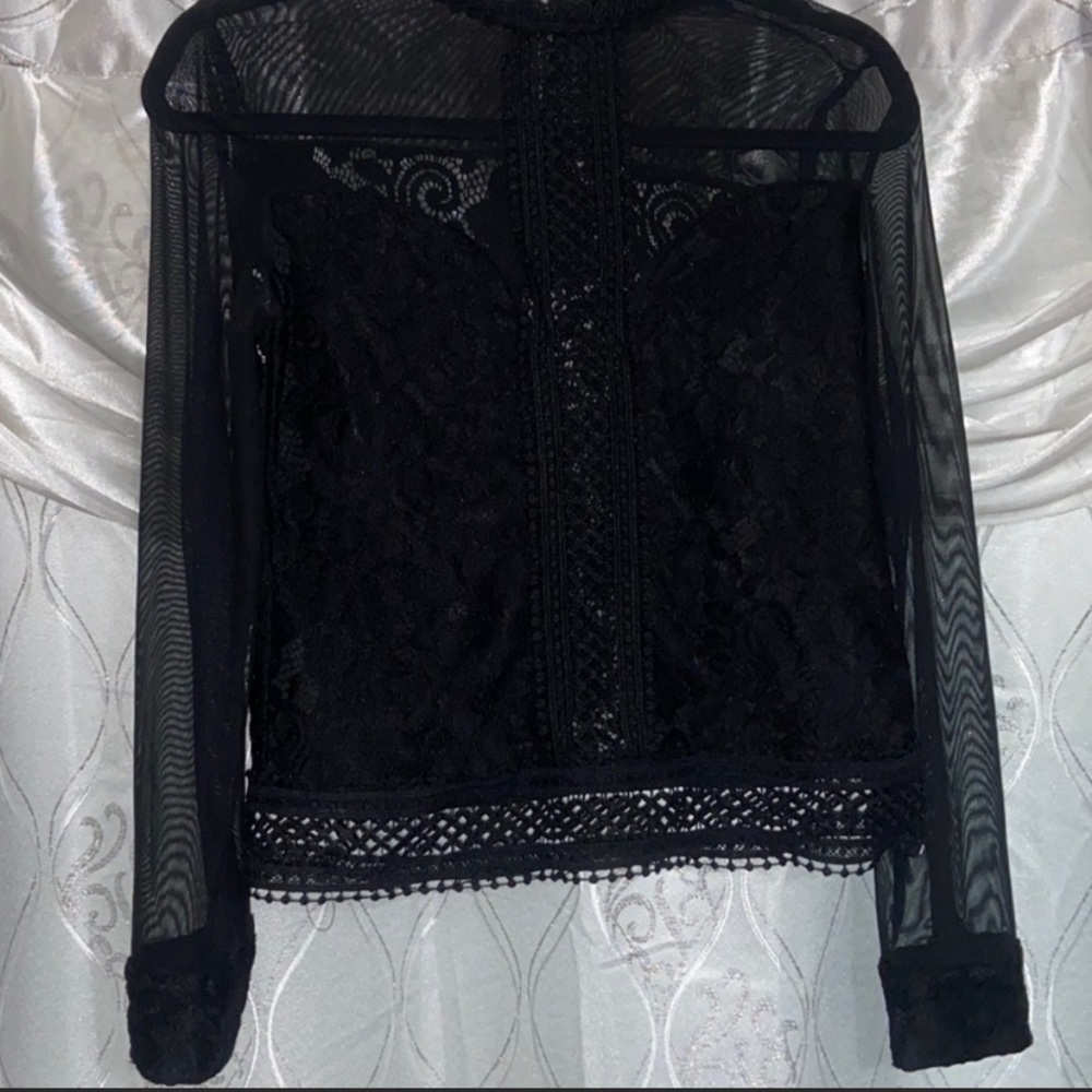 🌷NWOT lace and mesh top